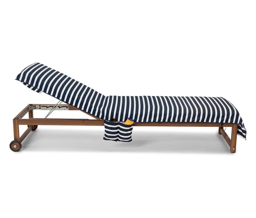 Chaise longue rayée en bois avec roues et une poche contenant une bouteille jaune.