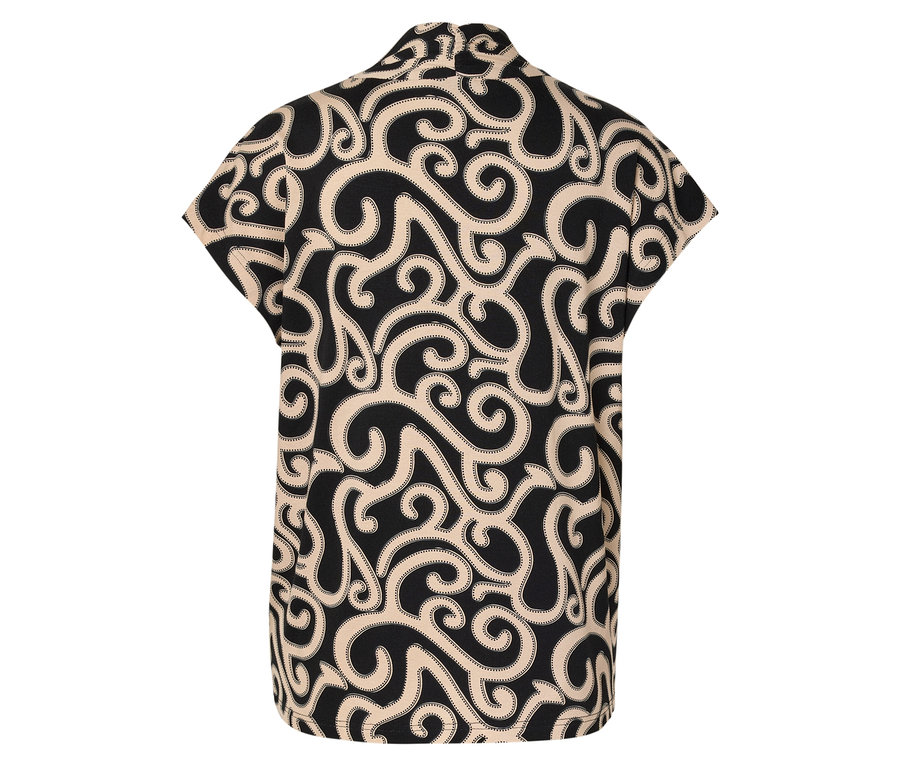 Vue arrière d'un chemisier à manches courtes avec un motif beige en volutes sur fond noir.