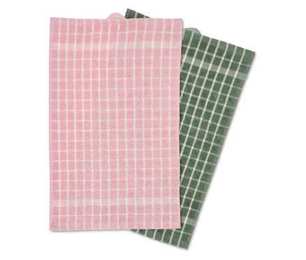 Une serviette de cuisine rose et une verte à carreaux blancs sont superposées.