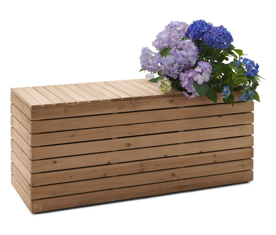 Banc en bois avec des hortensias bleus et violets.