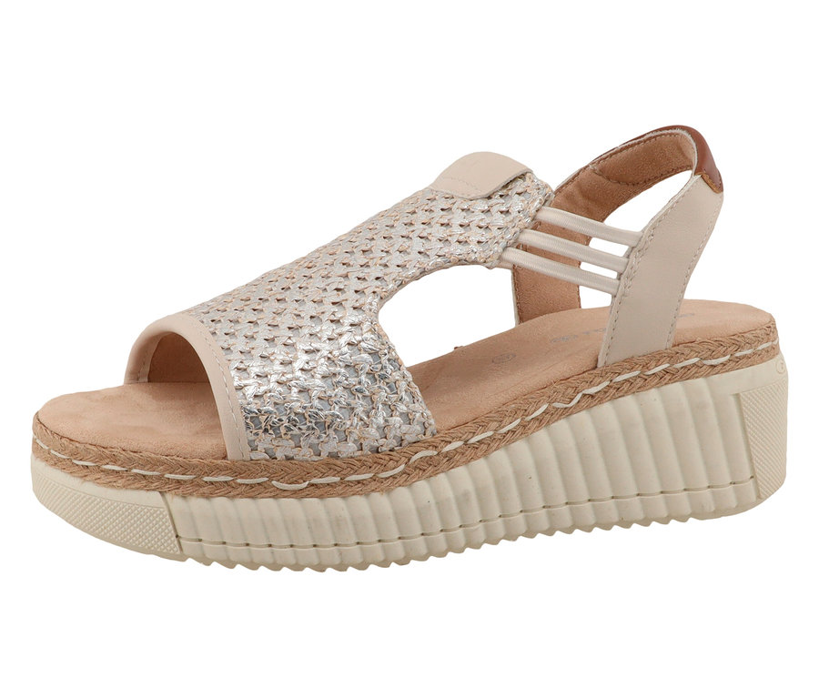 Une sandale compensée beige avec une tige tissée argentée et des brides élastiques.