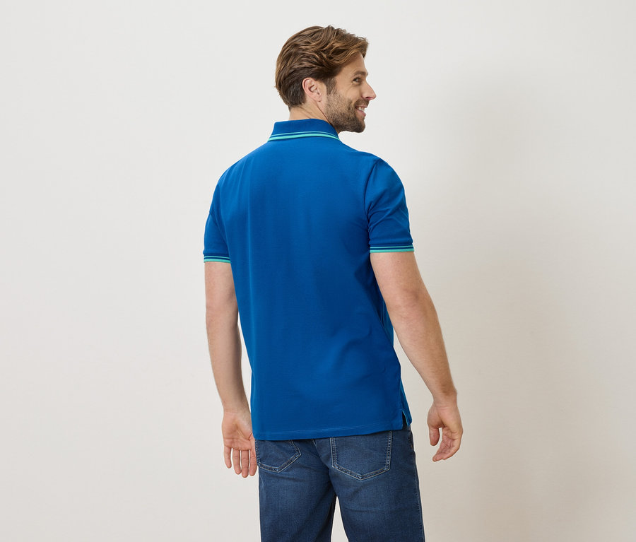 Homme de dos en polo bleu et jean