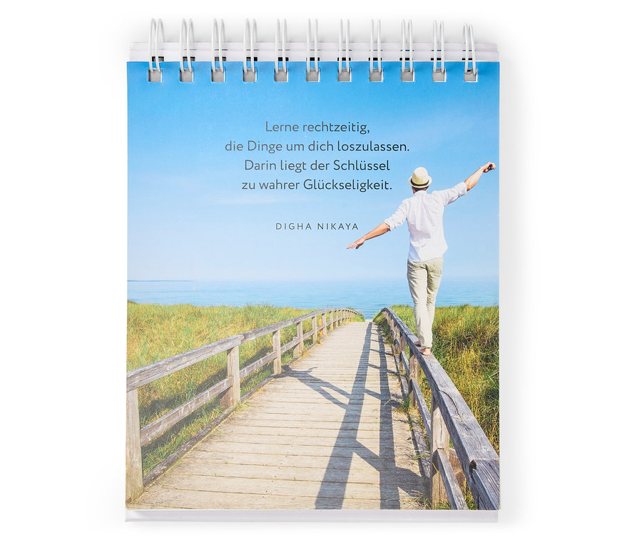 Une page de calendrier montre un homme en équilibre sur un pont, avec la citation : Apprenez à lâcher prise à temps, les choses autour de vous. C'est là que réside la clé du vrai bonheur.