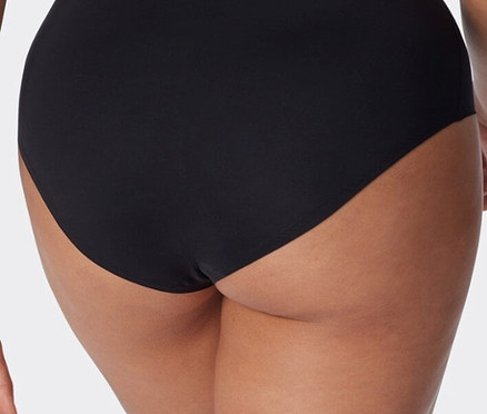 Gros plan de la vue arrière d'une femme portant des sous-vêtements noirs.