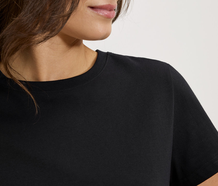 Gros plan d'une femme portant un t-shirt noir.