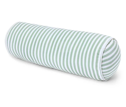 Un coussin cylindrique à rayures vertes et blanches est posé sur une surface blanche.