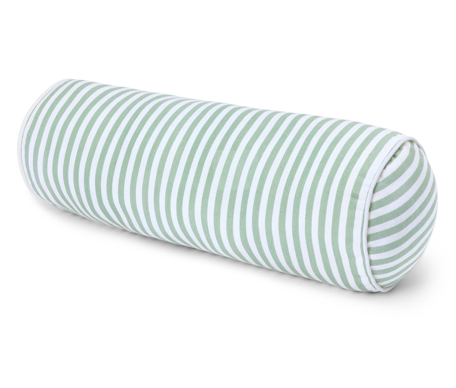 Un coussin cylindrique à rayures vertes et blanches est posé sur une surface blanche.