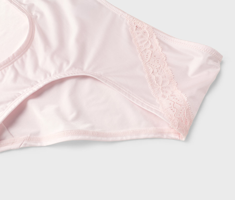 Gros plan d'une culotte rose avec des détails en dentelle sur le côté.