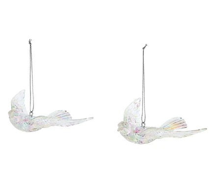 Deux décorations d'oiseaux irisés suspendues à des fils argentés.