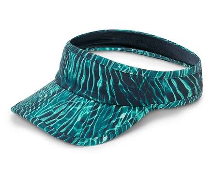 Gros plan d'une visière turquoise avec un motif abstrait sur fond blanc.
