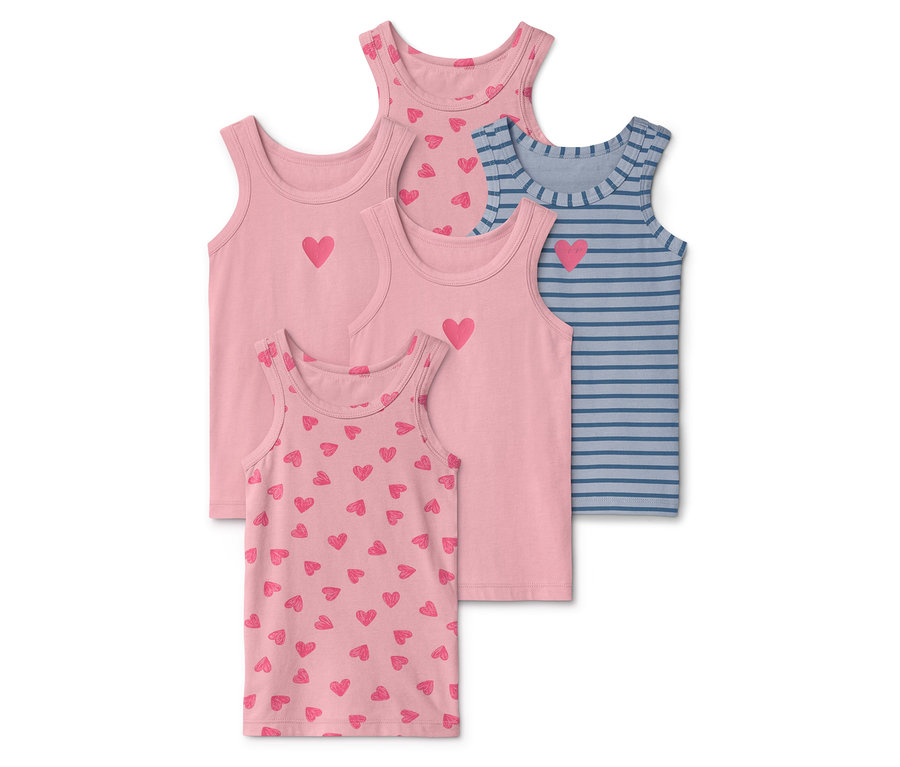 Quatre débardeurs sont superposés, trois sont roses avec un seul ou plusieurs cœurs roses, et un est rayé bleu avec un seul cœur rose.