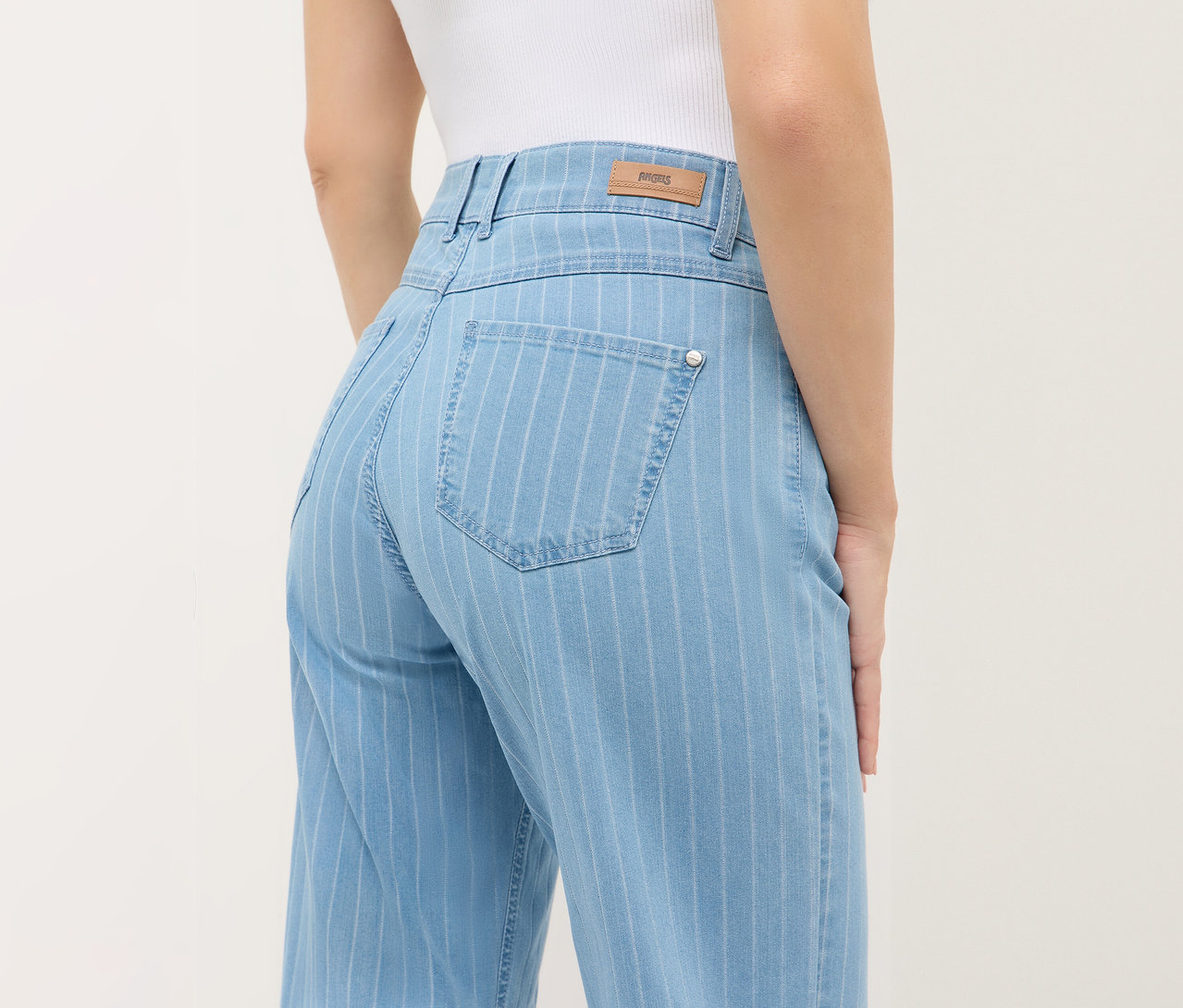 Femme vue de dos portant un jean Angels Denim « Liz » Wide Leg à rayures bleu clair.