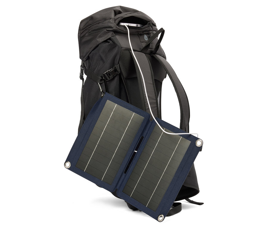 Un sac à dos noir avec un panneau solaire connecté par un câble.