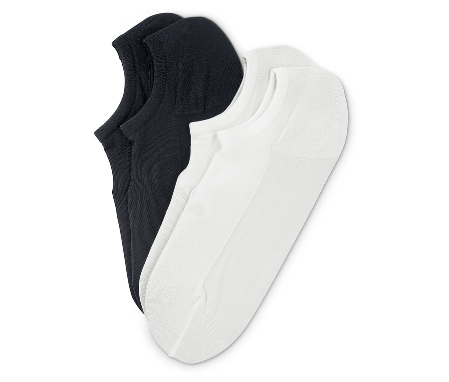 Gros plan de deux paires de socquettes, une marine et une blanche, sur un fond blanc.