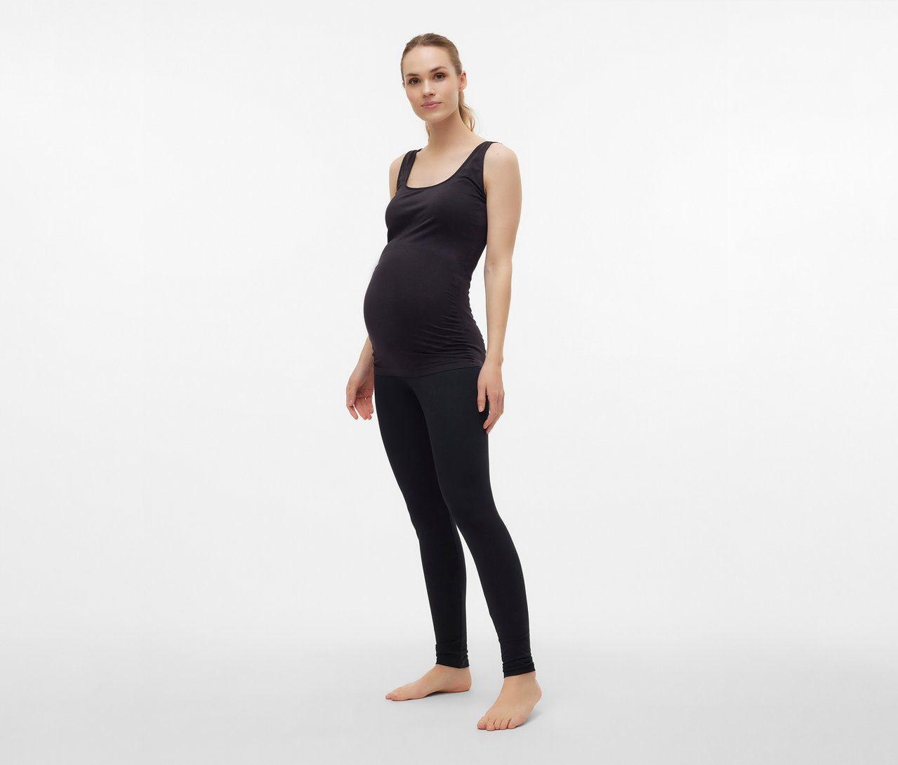 Femme enceinte portant un débardeur noir MAMALICIOUS «
MLHEAL
» taille unique avec des leggings.