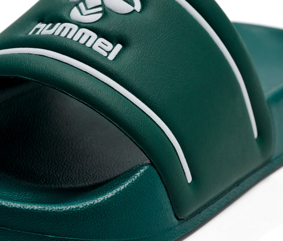 Gros plan d'une seule sandale de bain Hummel verte avec un logo et des rayures blanches.