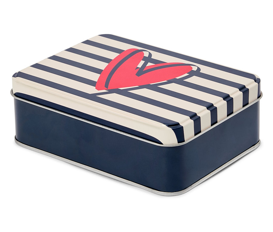 Boîte rectangulaire avec fond bleu et couvercle rayé avec un cœur rouge.