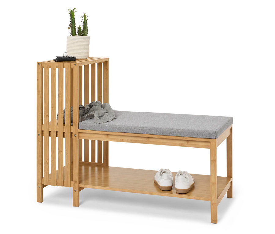 Étagère à chaussures en bambou avec banc et assise rembourrée, sur laquelle se trouvent une plante, un porte-clés et une écharpe.