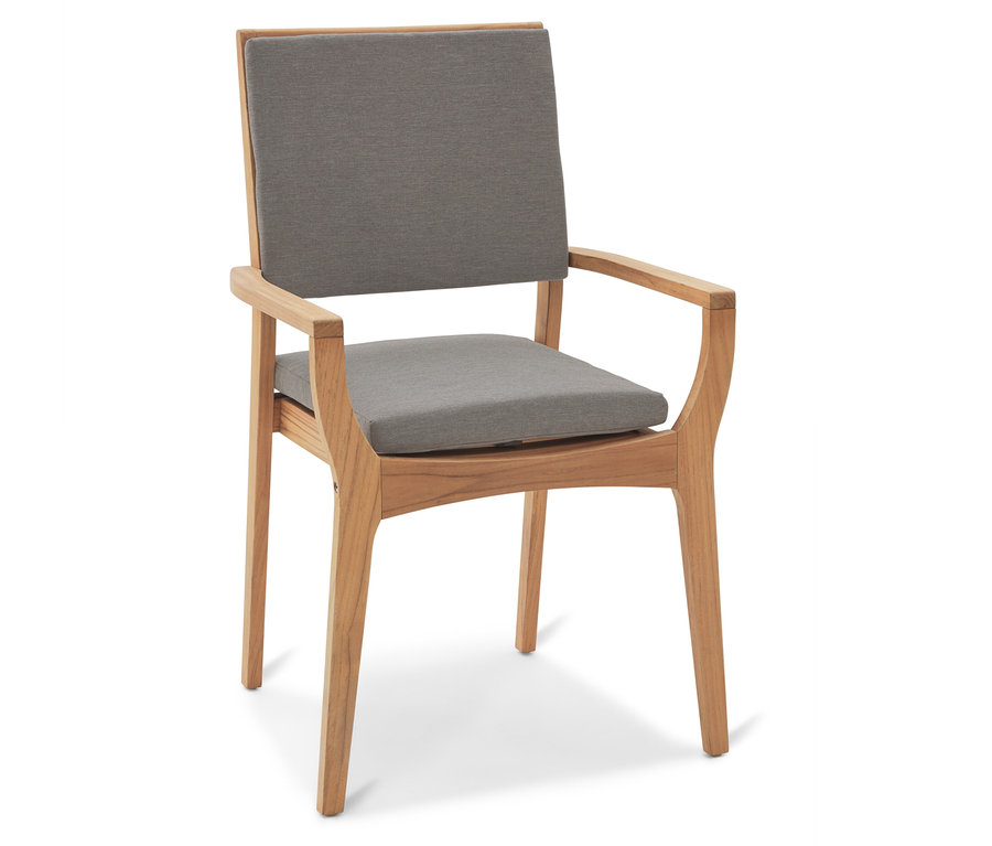 Une seule chaise avec un cadre en bois et des coussins gris sur l'assise et le dossier se dresse devant un fond blanc.