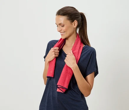 Femme tenant une serviette rouge à pois autour de son cou.