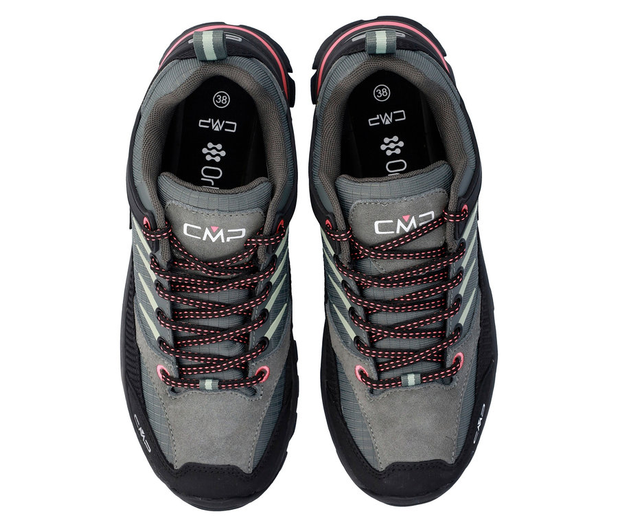 Vue de dessus d'une paire de chaussures de randonnée grises CMP avec des lacets noirs et rouges.
