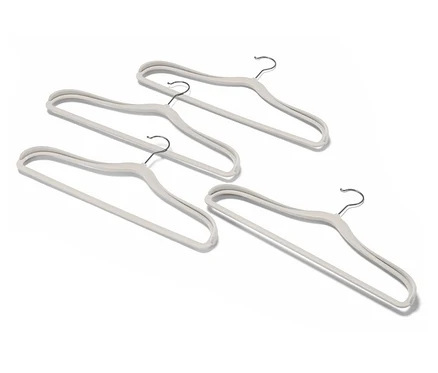 Quatre cintres gris sont disposés sur un fond blanc.