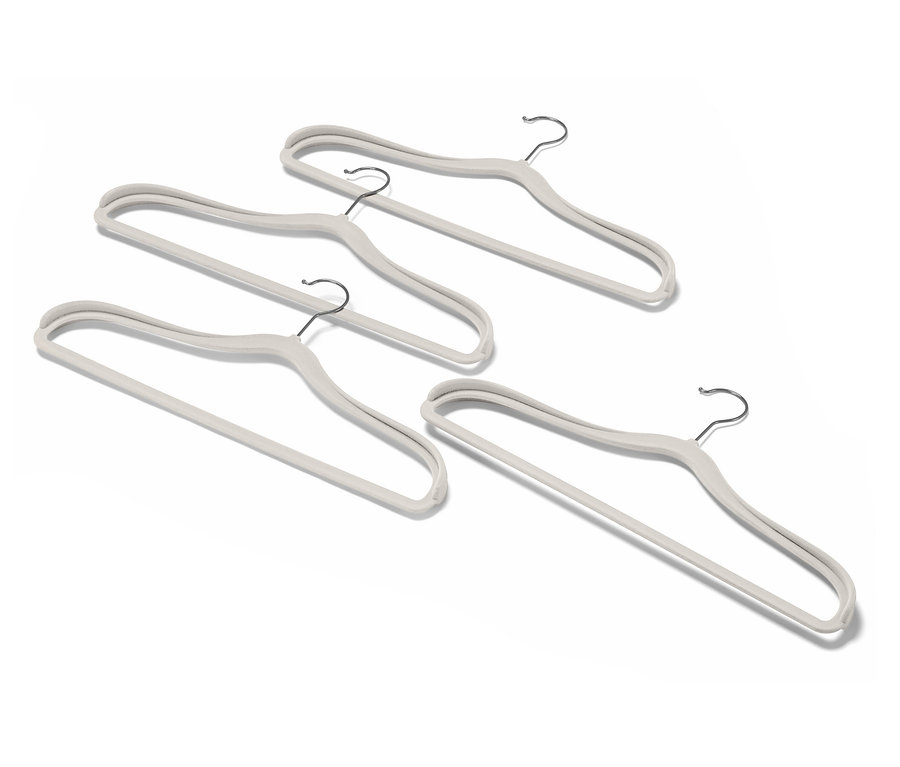 Quatre cintres gris sont disposés sur un fond blanc.