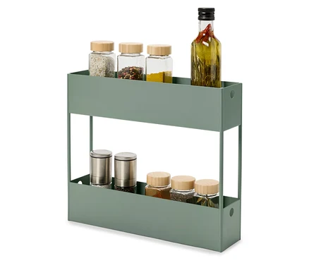 Étagère verte à deux niveaux remplie d'épices en pots et d'une bouteille d'huile.