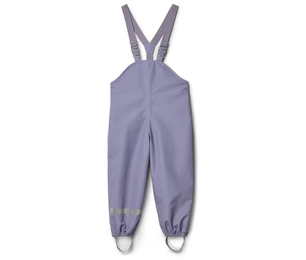 Pantalon de pluie lilas à bretelles avec réflecteurs au bas des jambes, isolé sur fond blanc.
