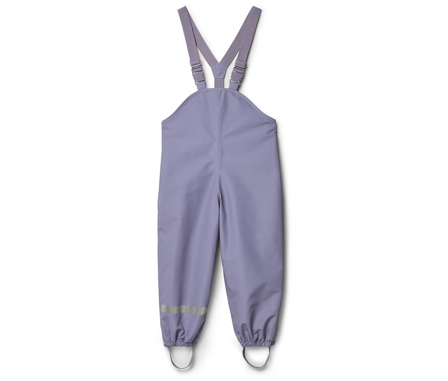 Pantalon de pluie lilas à bretelles avec réflecteurs au bas des jambes, isolé sur fond blanc.