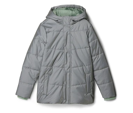 Veste matelassée grise avec capuche et doublure vert clair posée sur un fond blanc.