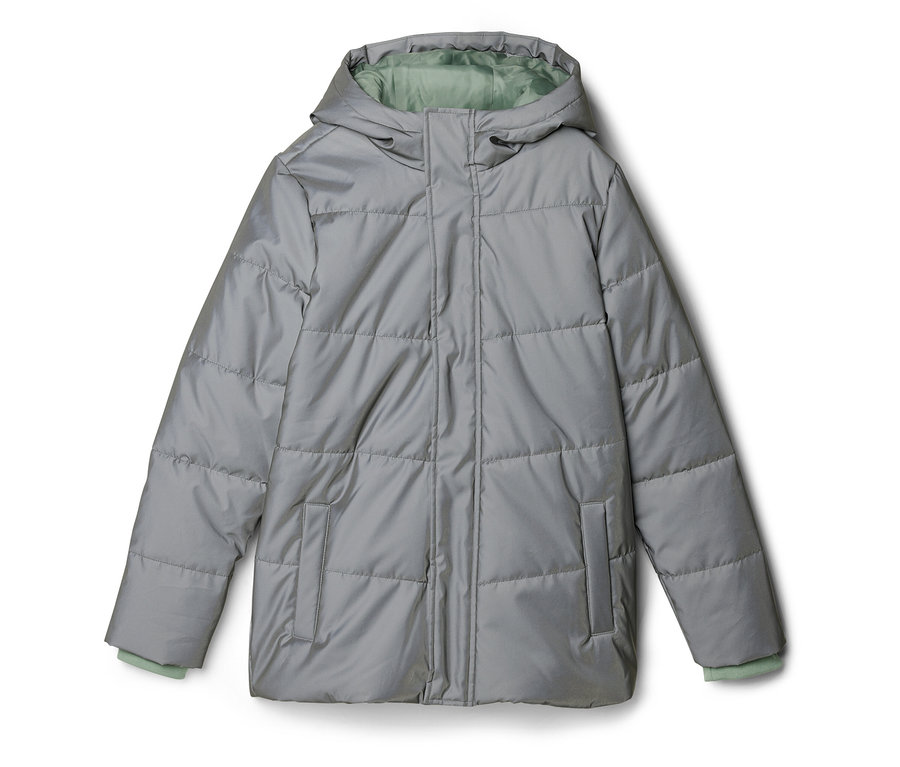Veste matelassée grise avec capuche et doublure vert clair posée sur un fond blanc.