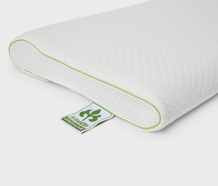 Gros plan d'un oreiller blanc avec des accents verts et une étiquette portant l'inscription « irisette GREENLINE ».