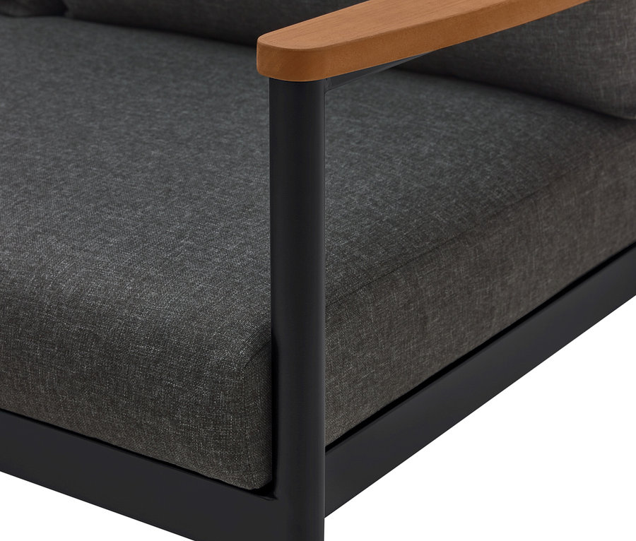 Gros plan d'un canapé gris avec des pieds en métal noir et des accoudoirs en bois clair.