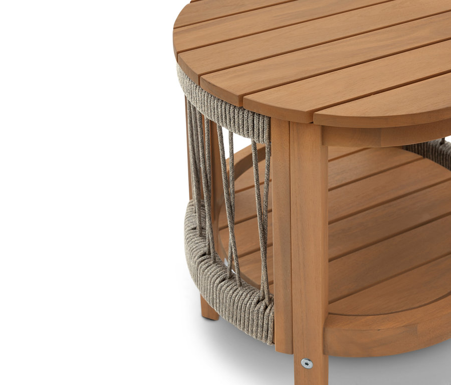 Gros plan d'une table d'appoint ronde en bois avec une étagère et des détails de corde.