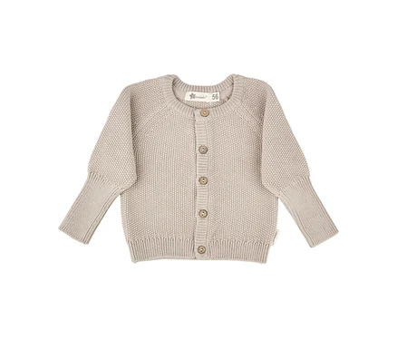 Gilet bébé tricoté beige avec col rond, manches longues et boutons en bois. Poignets et ourlet côtelés.