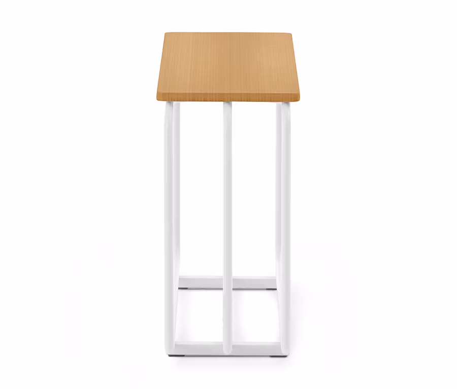 Petite table rectangulaire avec un plateau en bois clair et des pieds en métal blanc, sur fond blanc.