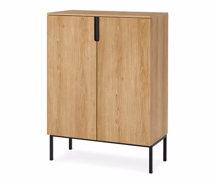 Armoire en bois clair avec deux portes et poignées verticales noires intégrées, reposant sur quatre pieds en métal noir.