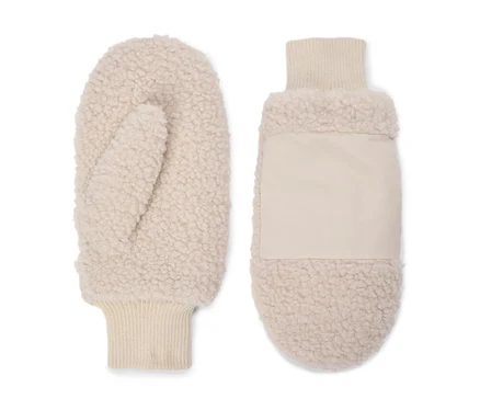 Deux moufles en teddy beige clair avec poignets côtelés, l'une présentant un empiècement rectangulaire lisse au dos.