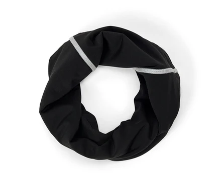 Cache-cou noir avec une bande réfléchissante argentée, plié en cercle sur un fond blanc.