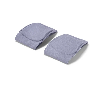 Deux genouillères violettes posées sur un fond blanc.