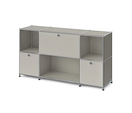 Meuble de rangement modulaire gris clair avec cadre chromé, comprenant trois étagères ouvertes et trois compartiments fermés avec poignées rondes, reposant sur de courts pieds noirs.