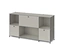 Meuble de rangement modulaire gris clair avec cadre chromé, comprenant trois étagères ouvertes et trois compartiments fermés avec poignées rondes, reposant sur de courts pieds noirs.