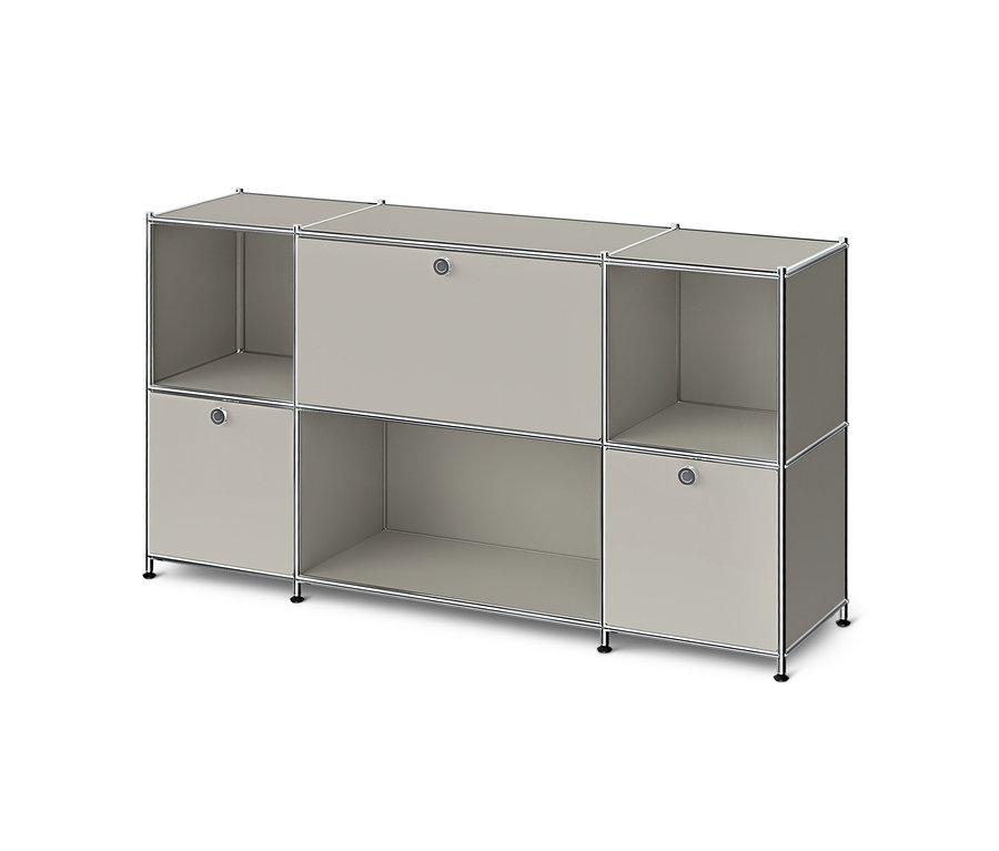 Meuble de rangement modulaire gris clair avec cadre chromé, comprenant trois étagères ouvertes et trois compartiments fermés avec poignées rondes, reposant sur de courts pieds noirs.