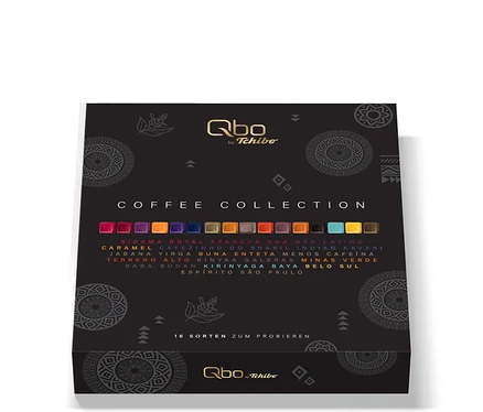 La boîte Qbo Collection présente 16 variétés de café avec leurs noms et leurs capsules colorées sur fond noir.