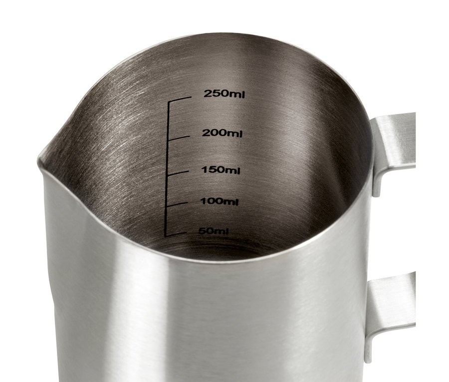 Gros plan d'un pichet à lait en inox de 300 ml avec une échelle de mesure.