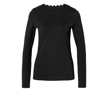 T-shirt noir à manches longues avec encolure festonnée.