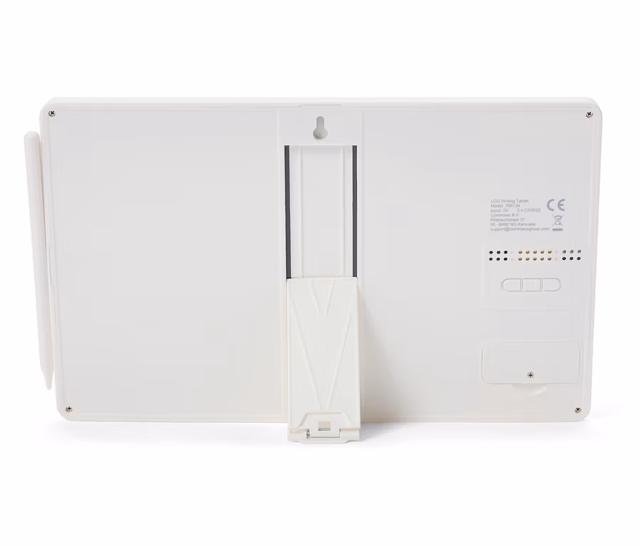 Tablette d'écriture LCD blanche vue de dos, avec un support dépliable, un stylet sur le côté, un trou de fixation murale et des étiquettes.