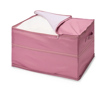 Boîte de rangement rose avec fermeture éclair partiellement ouverte et linge blanc à l'intérieur.