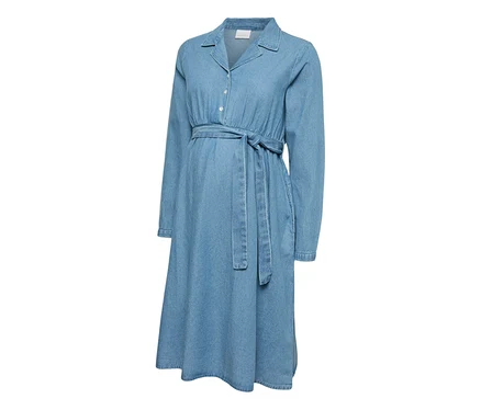Robe de grossesse en jean bleu clair MAMALICIOUS VALETTA LIA avec col, manches longues, boutonnage et ceinture à nouer à la taille froncée.